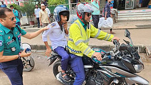 যানজটে এসএসসি পরীক্ষার্থীদের কেন্দ্রে পৌঁছে দিচ্ছে উত্তরার পুলিশ