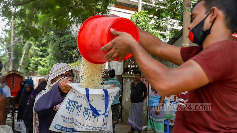 খাদ্য অধিদপ্তরের পরিচালনায় ওএমএসের ট্রাক সেলে প্রতিদিন সাড়ে তিন হাজার কেজি চাল ও পাঁচশ কেজি আটা বিক্রি করা হয়। চাহিদার তুলনায় এটা কম হওয়ায় অনেক সময় লাইনে দাঁড়িয়েও পণ্য না পাওয়ার অভিযোগ অনেকের।
