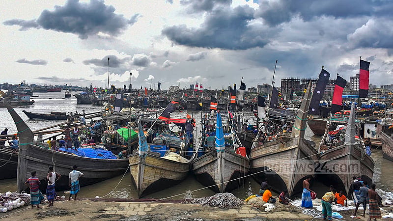 বঙ্গোপসাগরে নিম্নচাপ সৃষ্টি হওয়ায় ঘাটে ফিরে আসছে জেলে নৌকাগুলো।