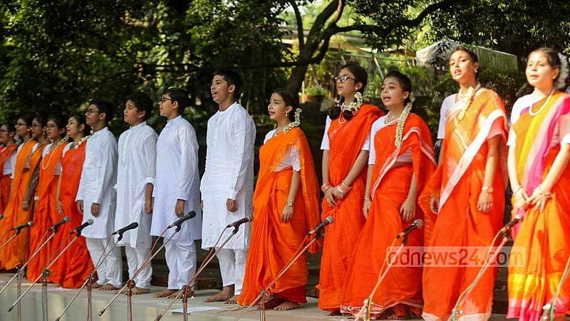 চারুকলার বকুলতলায় শুক্রবার ছায়ানটের শরৎ উৎসবে গাইছেন শিল্পীরা। ছবি: আসিফ মাহমুদ অভি