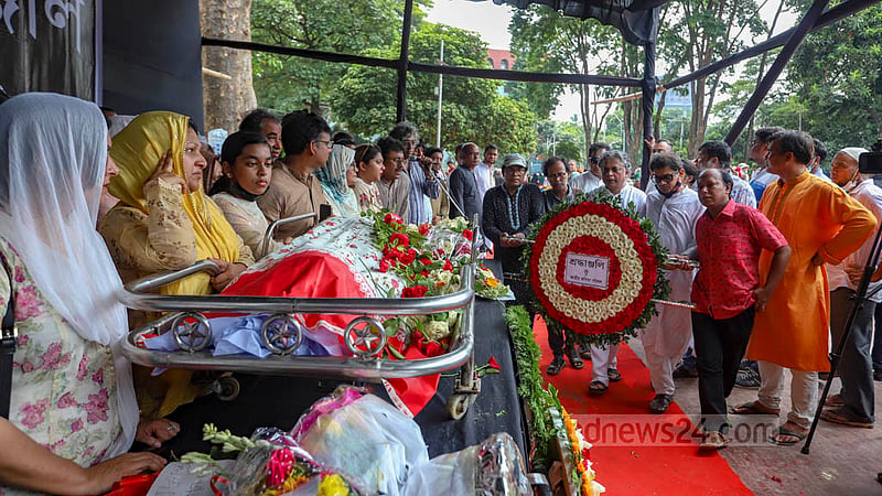 কেন্দ্রীয় শহীদ মিনার প্রাঙ্গণে সোমবার গীতিকার গাজী মাজহারুল আনোয়ারকে শ্রদ্ধা জানাতে আসে বিভিন্ন শিল্পী সংগঠন।