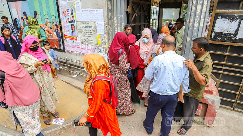 ঢাকার ইডেন কলেজে ছাত্রলীগের দুই পক্ষের মারামারির পর সোমবার ক্যাম্পাসে আবাসিক শিক্ষার্থী ছাড়া অন্যদের ঢুকতে দেওয়া হয়নি।
