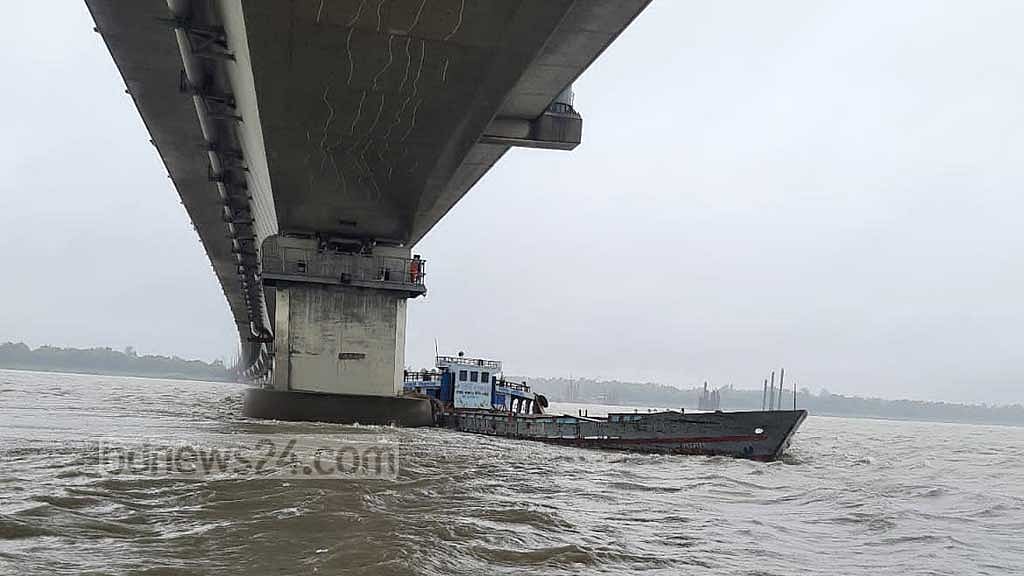 বঙ্গবন্ধু সেতুর পিলারে ধাক্কা দিয়ে ডুবেছে আরো ২ বাল্কহেড