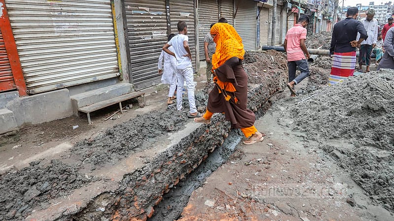 নয়াবাজারে দীর্ঘদিন ধরে চলছে পয়ঃনিষ্কাশন ও পানির পাইপ বসানোর কাজ। এই সড়কের দুই পাশে যথেষ্ট জায়গা না থাকায় হেঁটে যেতেও ভোগান্তিতে পড়েন পথচারীরা।