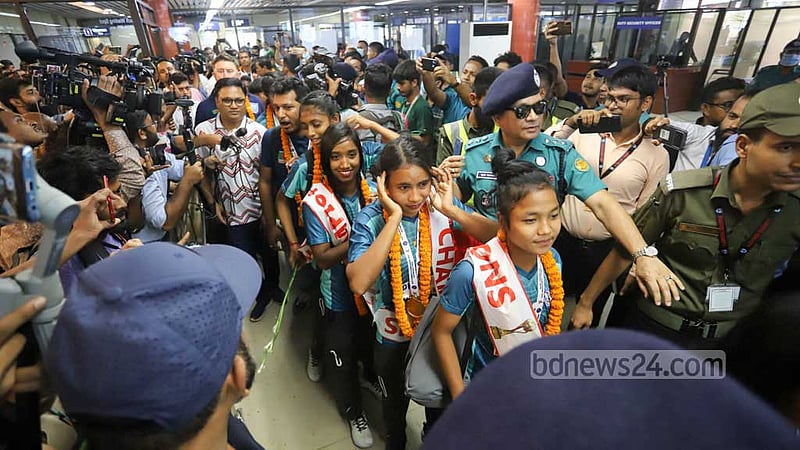 নারী সাফ চ্যাম্পিয়নশিপ জিতে নেপাল থেকে বুধবার দুপুরে ঢাকায় বিমানবন্দরে পা রাখে বাংলাদেশ দলের সদস্যরা। ছবি: আসিফ মাহমুদ অভি