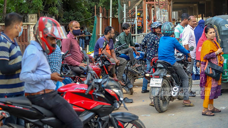 রিকশা যেমন সড়কের জায়গায় জায়গায় দাঁড়িয়ে থাকে যাত্রীর জন্য, রাইড শেয়ারের বাইকেরও এখন একই দশা। অ্যাপের চাইতে বেশি ভাড়া ছাড়া তারা চলতে চান না বলে অভিযোগ যাত্রীদের।
