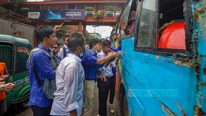 ঢাকায় সড়কে স্কুলছাত্রের মৃত্যুর পর ফার্মগেইটে চালকের লাইসেন্স ও গাড়ির কাগজ যাচাই শুরু করে শিক্ষার্থীরা।