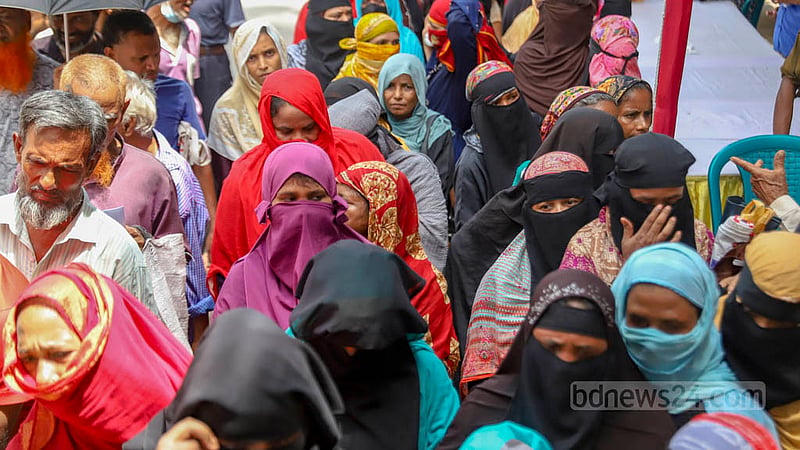 খাদ্য অধিদপ্তরের ওএমএসের ট্রাক থেকে একজন সর্বোচ্চ পাঁচ কেজি চাল, তিন কেজি খোলা আটা বা ২ কেজি প্যাকেট আটা কিনতে পারবেন।