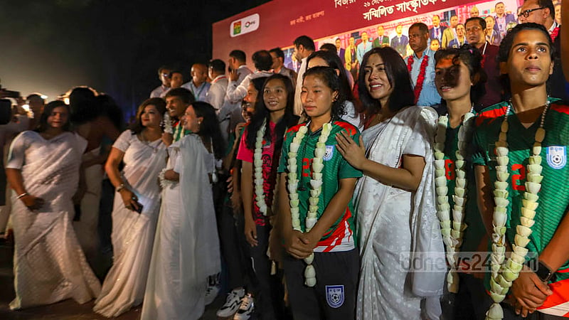 কেন্দ্রীয় শহীদ মিনারে সোমবার সম্মিলিত সাংস্কৃতিক জোটের সংবর্ধনা অনুষ্ঠানে&amp;nbsp; সাফ চ্যাম্পিয়নশিপজয়ী নারী ফুটবলারদের বরণ করে নেওয়া হয় ফুল দিয়ে।