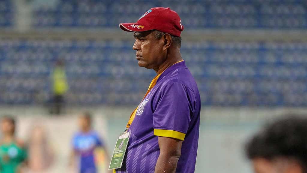 ইতিহাস গড়া মেয়েদেরকে কোচের ‘স্যালুট’