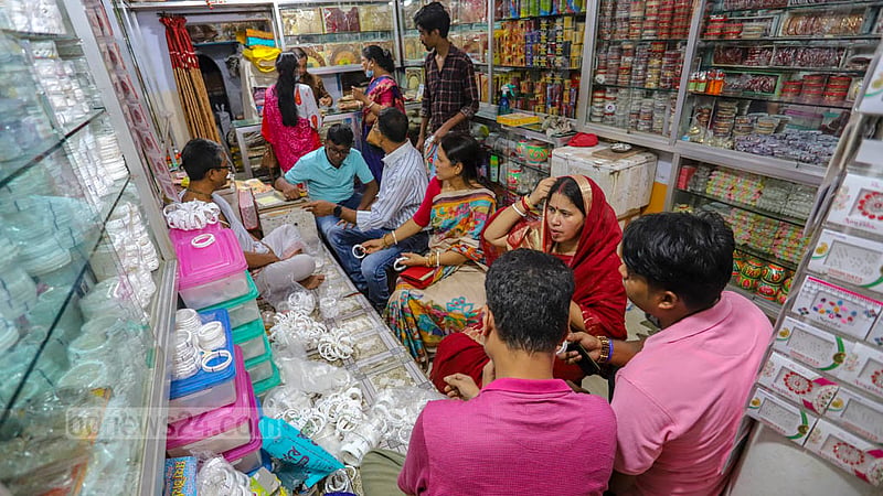 হিন্দুধর্মীদের সবচেয়ে বড় ধর্মীয় উৎসব দুর্গাপূজা উপলক্ষে ঢাকা শাঁখারিবাজারের একটি দোকানে পূজা উপলক্ষে কেনাকাটা সারছেন সনাতন ধর্মাবলম্বীরা।