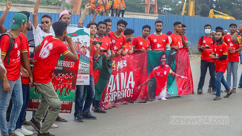 সাফ শিরোপা জিতে দেশে ফেরা মেয়েদের অভিবাদন জানাতে ফুটবলপ্রেমীরা হাজির হয়েছিলেন বিমানবন্দর এলাকায়। বুধবার ঢাকার শাহজালাল আন্তর্জাতিক বিমানবন্দরের সামনের সড়কের ছবি। ছবি: আসিফ মাহমুদ অভি