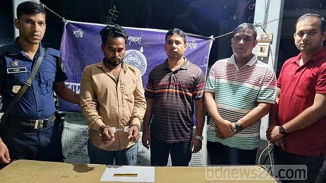 বড়াইগ্রামে ৩০ ভরি ওজনের স্বর্ণের বারসহ বাসযাত্রী আটক