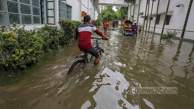 সিত্রাংয়ের প্রভাবে রাতের টানা বৃষ্টির পানিতে তলিয়ে গেছে ঢাকা বিশ্ববিদ্যালয়ের শারীরিক শিক্ষা কেন্দ্র।