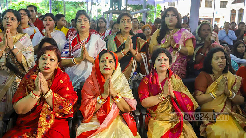 দুর্গোৎসবের মহাঅষ্টমীতে ঢাকার রামকৃষ্ণ মিশনে পূজা অর্চনা।