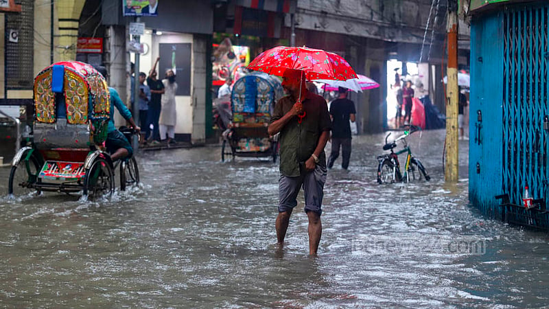 পুরান ঢাকার বংশালের রাস্তায় হাঁটু পানি জমে, গেলে রিকশাও যেতে চাচ্ছিল না। উপায় না পেয়ে পানি ডিঙিয়েই চলতে হয় অনেককে।