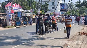 বাগেরহাটে বাস বন্ধ: দুর্ভোগে জনসাধারণ, পরীক্ষার্থী