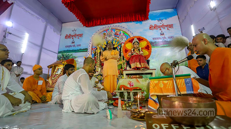 ঢাকার রামকৃষ্ণ মিশনে সোমবার দুই বছর পর দুর্গাপূজার মহাঅষ্টমীর দিনে কুমারী পূজার আয়োজন করা হয়।