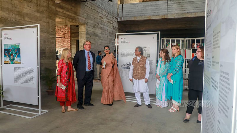 বাংলাদেশ-যুক্তরাষ্ট্রের সম্পর্কের ৫০ বছর পূর্তি উপলক্ষে ধানমণ্ডির বেঙ্গল গ্যালারিতে রোববার ‘ভয়েসেস অব বাংলাদেশ: দ্য জার্নি টু ফিফটি’ শীর্ষক ভ্রাম্যমাণ প্রদর্শনী উদ্বোধন করেন টেড কেনেডি জুনিয়র। ছবি: মোস্তাফিজুর রহমান