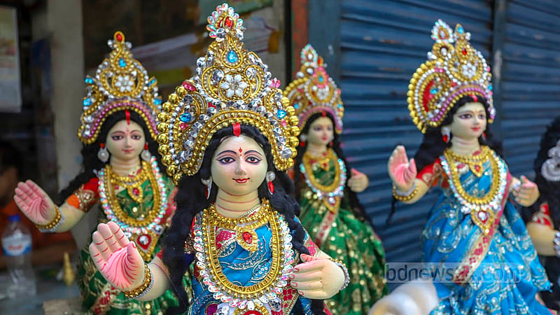 লক্ষ্মীপূজা উপলক্ষে শাঁখারী বাজারে বিভিন্ন স্থানে লক্ষ্মী প্রতিমার পসরা সাজিয়ে বসেছেন বিক্রেতারা। আকারভেদে প্রতিটি প্রতিমা বিক্রি হচ্ছে ৩০০ থেকে ১৫০০ টাকায়।