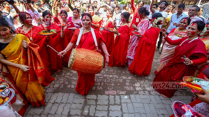 ঢাকেশ্বরী মন্দিরে বুধবার বিজয়া দশমীর দিনে ঢাকের বাদ্য আর উলুধ্বনিতে সিঁদুর খেলায় মাতেন বিবাহিত নারীরা।