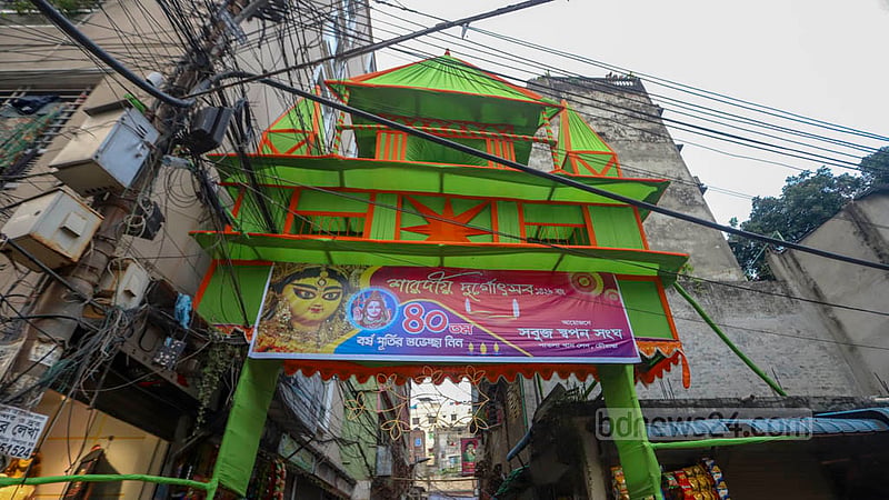 পুরান ঢাকা মানেই সরু গলি আর ছড়িয়ে ছিটিয়ে থাকা বৈদ্যুতিক তারের জঞ্জাল, তার মধ্যেই পাতলা খান লেনে দেখা গেল মণ্ডপে প্রবেশের গেট।