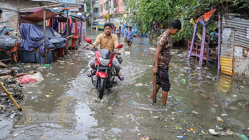ঘূর্ণিঝড় সিত্রাংয়ের প্রভাবে টানা বৃষ্টিতে মিরপুরের পীরেরবাগ এলাকায় জমে থাকা ময়লা ও দুর্গন্ধময় পানি পার হয়েই মঙ্গলবার সকালে গন্তব্যে ছুটতে হয় কর্মজীবী মানুষকে।