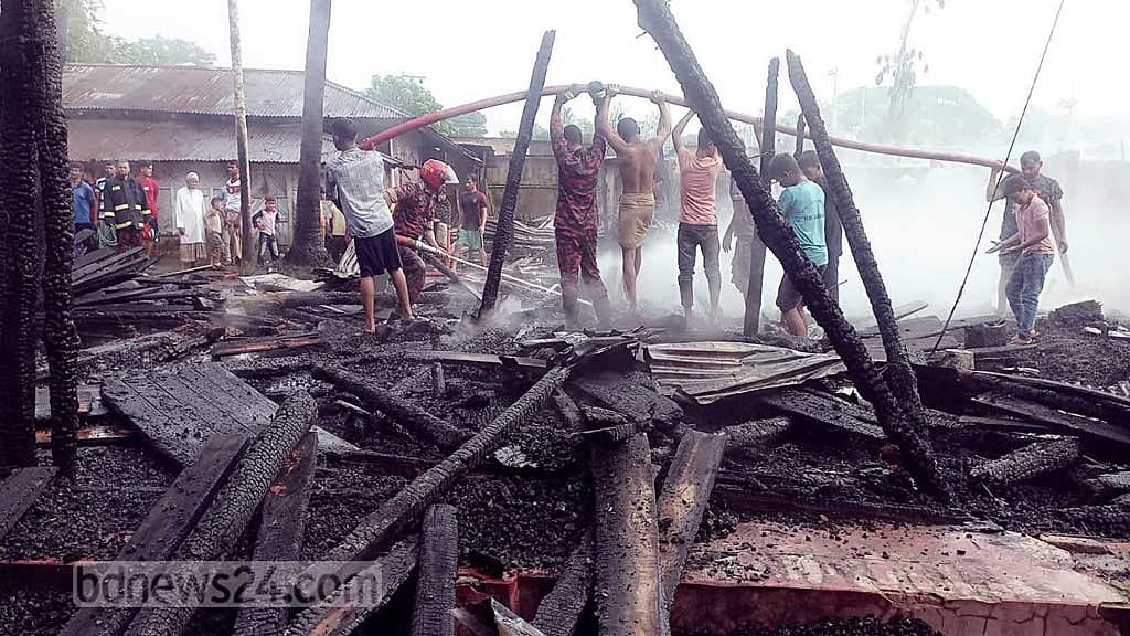 বান্দরবানে আগুনে পুড়েছে ১২ দোকান ও ঘর