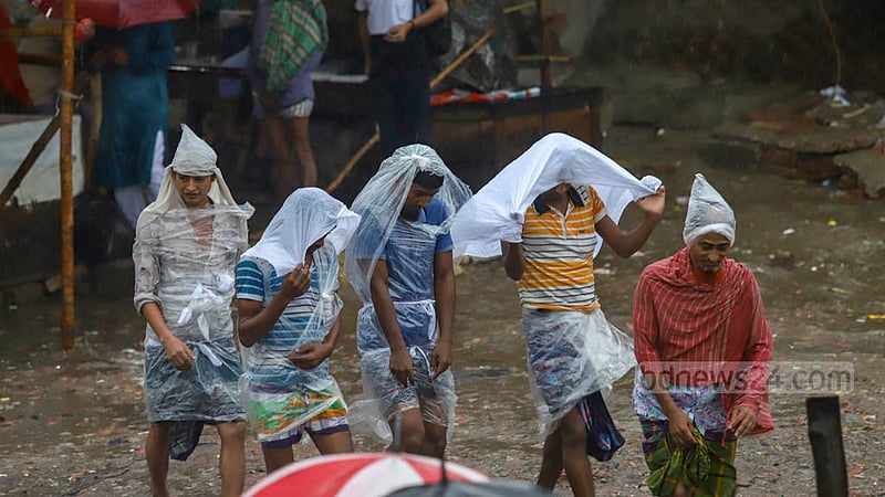 ঘূর্ণিঝড় সিত্রাংয়ের প্রভাবে ঢাকায় দিনভর বৃষ্টির মধ্যে যে যেভাবে পারছিলেন, নিজেকে ভেজার হাত থেকে রক্ষা করছিলেন।