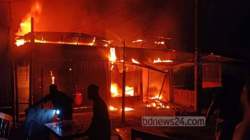 ডিমলায় আগুনে পুড়েছে ১২ ব্যবসা প্রতিষ্ঠান