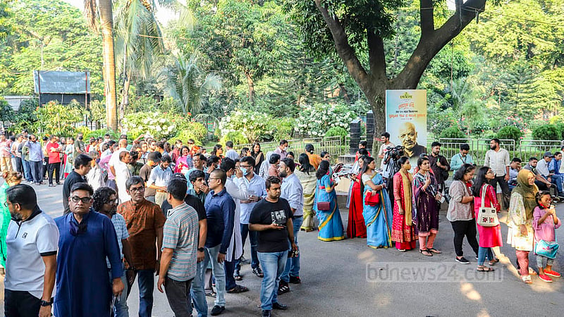 ঢাকার রমনায় ইঞ্জিনিয়ার্স ইনস্টিটিউট অডিটোরিয়ামে শনিবার ভারতের বাংলা গানের জনপ্রিয় শিল্পী কবীর সুমনের গানের অনুষ্ঠানে ঢোকার অপেক্ষায় ভক্তরা।