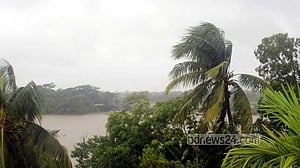 সিত্রাং: ভোলায় নৌযান চলাচল বন্ধ
