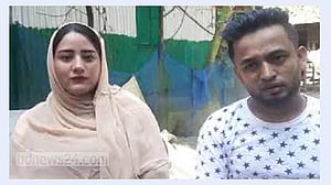 বাবুর মিশরীয় স্ত্রীকে দেখতে নোয়াখালীর গ্রামে ভিড়