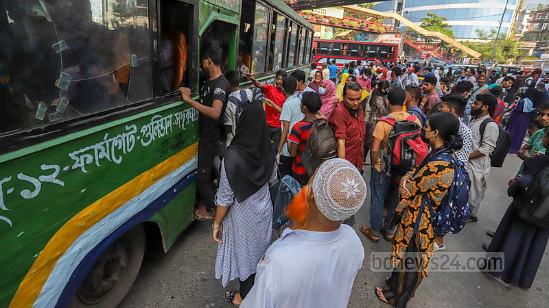 ঢাকার মিরপুর-১০ নম্বরে সোমবার সকালে অপেক্ষায় থাকা মানুষ বাস থামতেই ওঠার জন্য হুড়োহুড়ি শুরু করেন।