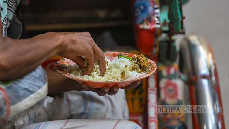 দুপুরের খাবারের মধ্যে থাকে মুরগির মাংস, ডিম, ডাল ও সবজি; এর মধ্যে মাংস বা ডিমের তরকারি থাকে নির্দিষ্ট পরিমাণ, আর ডাল-ভাত খাওয়া যায় ইচ্ছেমত।