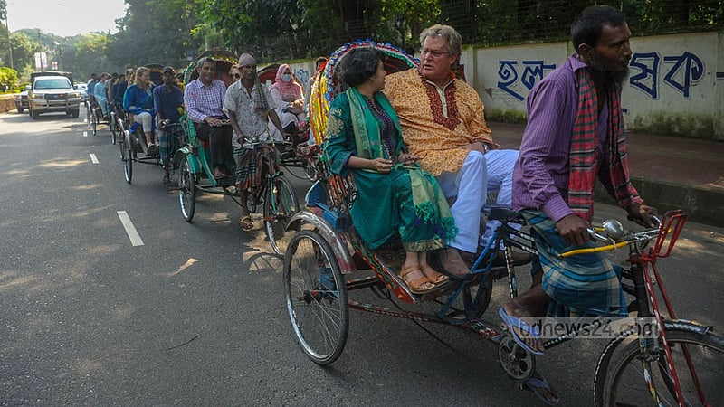 রিকশায় চড়ে সোমবার দুপুরে ঢাকা বিশ্ববিদ্যালয় ক্যাম্পাস ঘুরে দেখেন সফররত টেড কেনেডি জুনিয়র ও তার পরিবারের সদস্যরা। ছবি: আসিফ মাহমুদ অভি