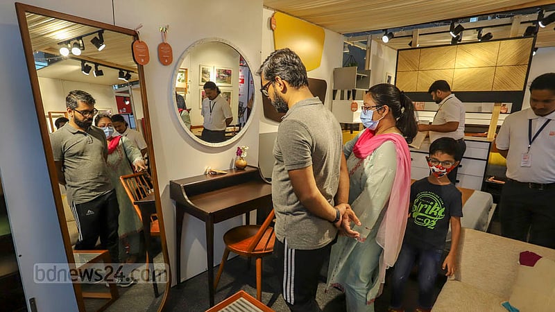 জাতীয় ফার্নিচার মেলার একটি স্টলে শুক্রবার সাজিয়ে রাখা বিভিন্ন আসবাব দেখছেন ক্রেতা-দর্শনার্থীরা।