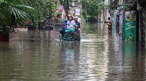 সিত্রাংয়ে জলাবদ্ধ ঢাকা, ভোগান্তিতে মানুষ
