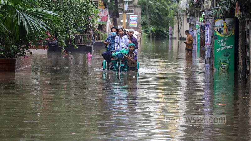 ঘূর্ণিঝড় সিত্রাংয়ের প্রভাবে টানা বর্ষণে ঢাকার শ্যামলীর চার নম্বর সড়কে পানি জমে কোমর পর্যন্ত।