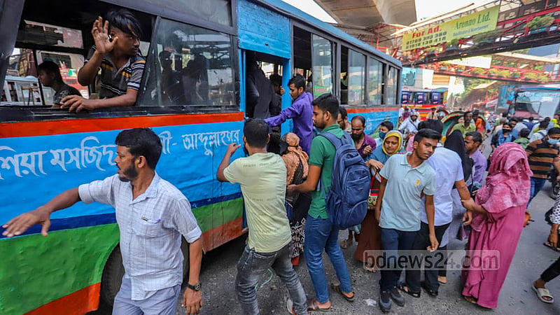 ঢাকার মিরপুর-১০ নম্বরে সোমবার সকালে অপেক্ষায় থাকা মানুষ বাস থামতেই ওঠার জন্য হুড়োহুড়ি শুরু করেন।