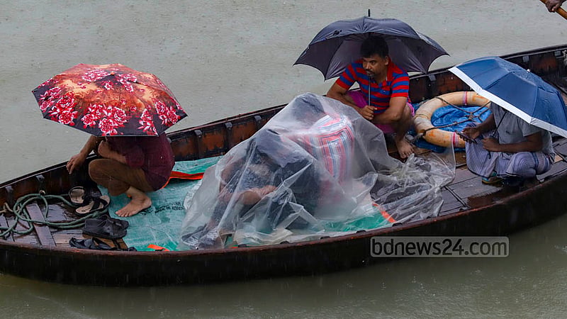 ঘূর্ণিঝড় সিত্রাংয়ের প্রভাবে সোমবার দিনভর বৃষ্টি হচ্ছে ঢাকায়। বৃষ্টি থেকে বাঁচতে কারও মাথায় পলিথিন, কারও মাথায় ছাতা, তারা নৌকায় পার হচ্ছেন বুড়িগঙ্গা নদী।