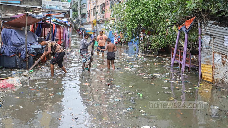 সিত্রাংয়ের প্রভাবে রাতের টানা বৃষ্টিতে ঢাকার মিরপুরের পীরেরবাগ এলাকায় জমে থাকা পানিতে ভেসে উঠেছে ড্রেনের ময়লা-আবর্জনা।