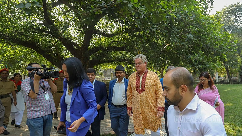মুক্তিযুদ্ধকালীন বন্ধু টেড কেনেডি সদ্য স্বাধীন বাংলাদেশে এসে ঢাকা বিশ্ববিদ্যালয়ের কলা ভবনের সামনে লাগিয়েছিলেন বটের চারা; মহীরুহে রূপ নেওয়া সেই বটগাছ সোমবার দেখলেন তার ছেলে টেড কেনেডি জুনিয়র ও পরিবারের সদস্যরা। ছবি: আসিফ মাহমুদ অভি