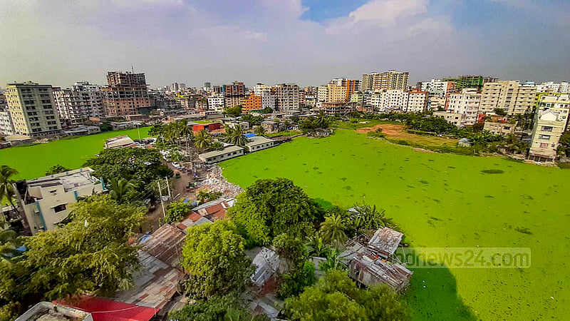 খিলগাঁও চৌধুরীপাড়া ঝিলের পাড় দখল করে পানির ওপর বানানো হয়েছে টিনশেড ঘর।