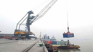 মোংলায় জাহাজ সরিয়ে নিরাপদে, কাজ স্বাভাবিক