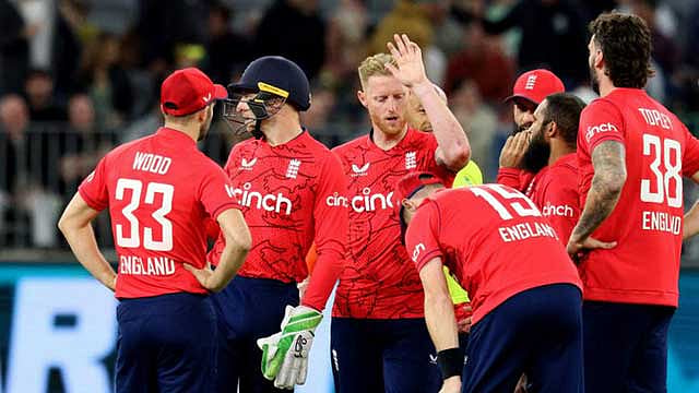 ৪০০ ছাড়ানো রোমাঞ্চকর ম্যাচে অস্ট্রেলিয়াকে হারাল ইংল্যান্ড