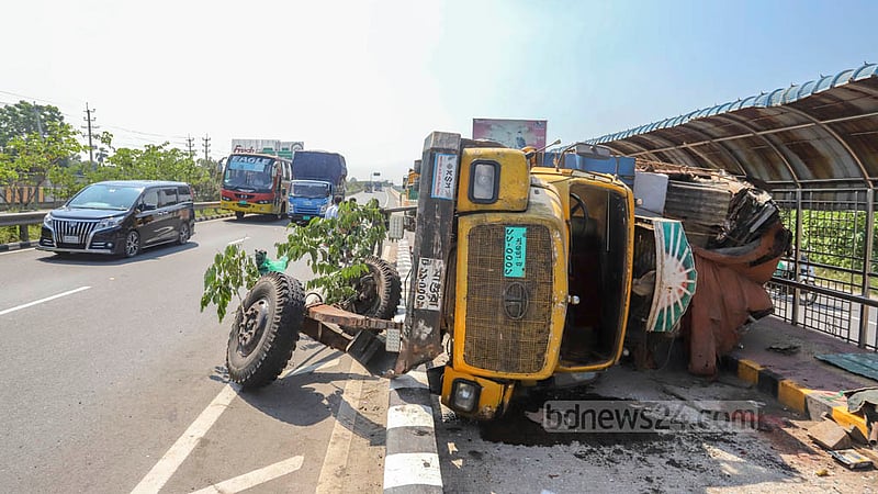 ঢাকা-মাওয়া এক্সপ্রেসওয়ের রাজেন্দ্রপুর এলাকায় শুক্রবার ভোরে মূল সড়কে দুর্ঘটনাকবলিত একটি মাল বোঝাই ট্রাক। জাতীয় নিরাপদ সড়ক দিবসের আগের দিন ঘটে এ দুর্ঘটনা।