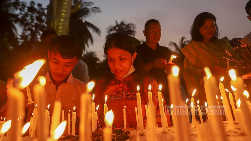 প্রবারণা পূর্ণিমায় রোববার ঢাকার বাসাবো বৌদ্ধ মন্দিরের মোমবাতি প্রজ্বালন করেন পুণ্যার্থীরা।