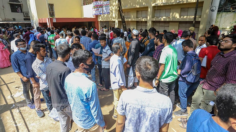ভাষানটেক সরকারি প্রাথমিক বিদ্যালয়ে শুক্রবার ভোটার নিবন্ধনে আসা মানুষের দীর্ঘ কিউ।