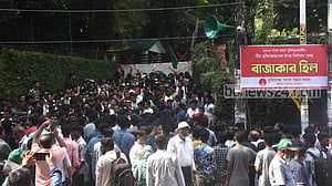 সাকার বাসভবনে টানানো হলো ‘রাজাকার হিল’ সাইনবোর্ড